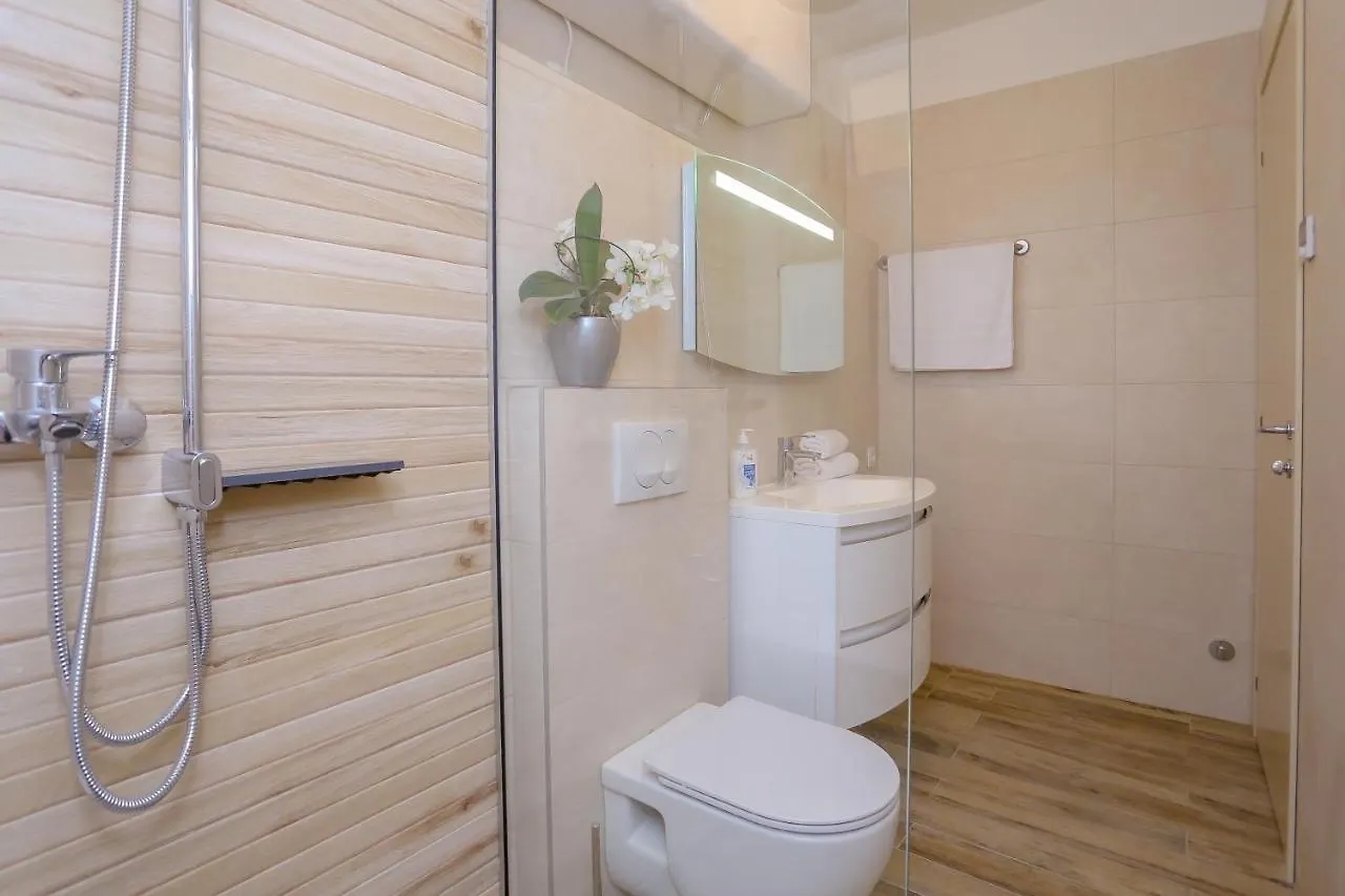 Apartment Dvor Σπλιτ