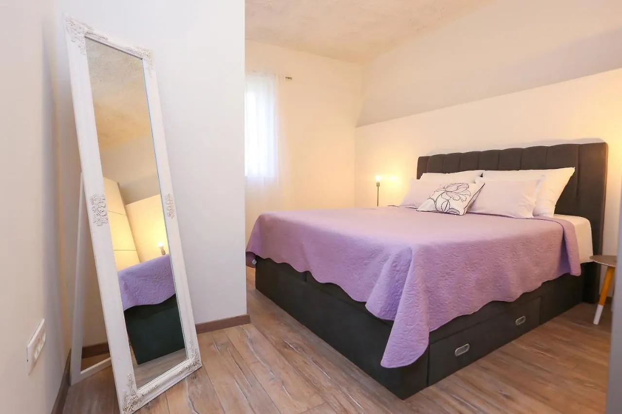 Apartment Dvor Σπλιτ